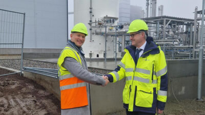 Matti Oksanen fra St1, og Magnus Kårestedt fra Borås Energi och Miljö ved den formelle åpningen. Foto: St1