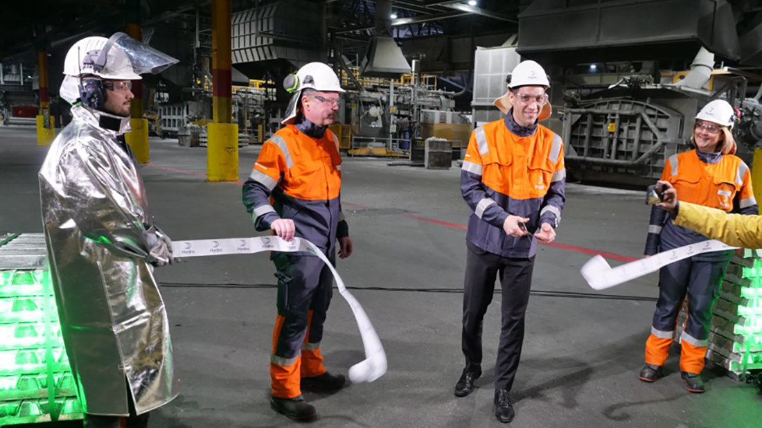 Fra venstre: Hydrosjef Eivind Kallevik, klima- og miljøminister Andreas Bjelland Eriksen og fabrikksjef Wenche Eldegard. Foto: Klima- og miljødepartementet / Jo Randen